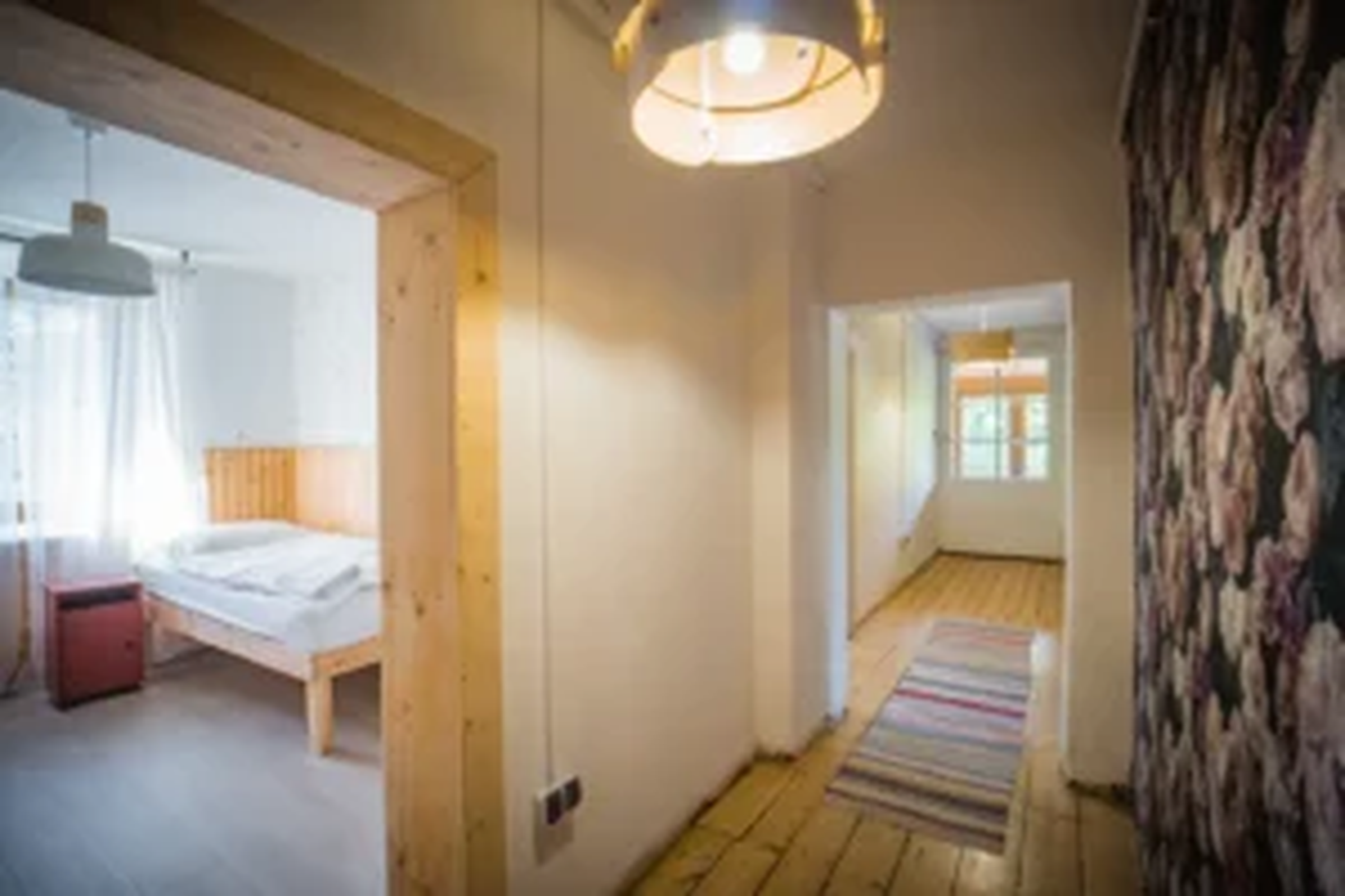 Pokój z&nbsp;łóżkiem i&nbsp;korytarz